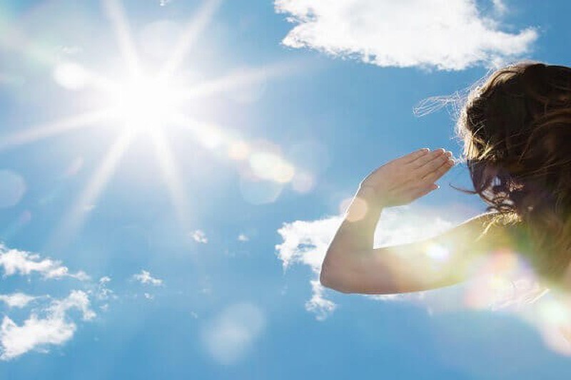 Tia cực tím từ ánh nắng mặt trời hay còn gọi là tia UV có tác hại cực lớn đối với sức khỏe của mắt.