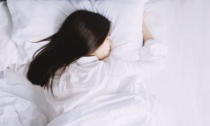 Nằm ngủ sai tư thế khiến mắt nhức mỏi vào buổi sáng